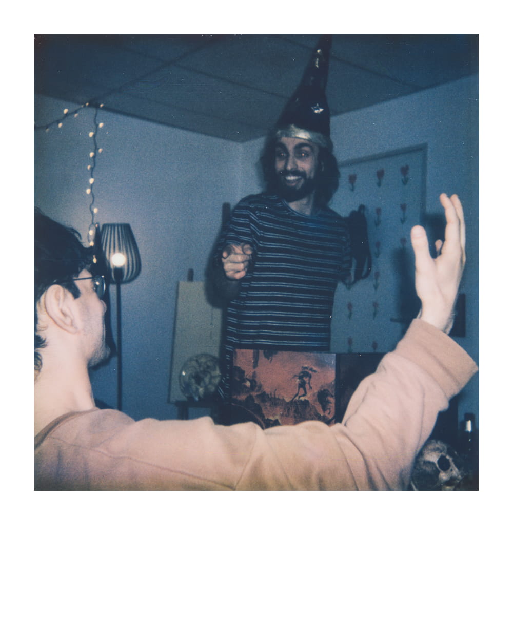 Dungeon Master con un sombrero de mago, narrando una aventura de D&D, interactuando con los jugadores en una habitación decorada.